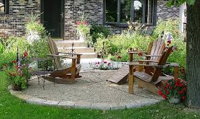 A Front Yard Pea Gravel Patio Uses Floating Steppers To Delineate A Path Through It Description From Pint Front Yard Patio Stone Patio Designs Patio Stones