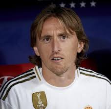 September 1985 in zadar) ist ein kroatischer fußballspieler, der seit 2012 bei real madrid spielt. Luka Modric Der Absturz Des Weltfussballers Von Real Madrid Welt