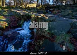 Einen Stream über das gritstone Felsen von einem kleinen Wasserfall von  oben gesehen fließt, Kinder Scout, Derbyshire, Peak District, England,  Großbritannien Stockfotografie