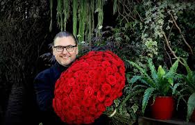 Porta Nova Roses For Finland S Graduation Day According To Jouni Seppanen A Celebrated Finnish Masterflorist Long And Big Headed Top Quality Red Roses Such As