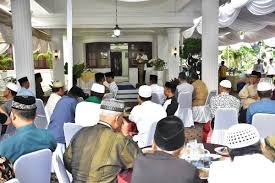 Maybe you would like to learn more about one of these? Wali Kota Umar Zunaidi Hasibuan Menyampaikan Sambutan Dalam Acara Buka Puasa Bersama Di Rumah Dinas Wali Kota Tebingtinggi Lintangnews