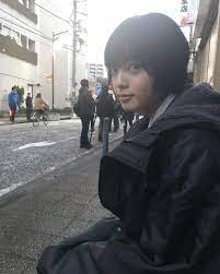 さんかく窓の外側は夜 映画公式アカウント on instagram 撮影合間の平手さん 寒い中でも にこっと元気な様子 さんかく窓の内側は朝 平手友梨奈 さんかく窓の外側は夜 1月22日公開 さんかく窓 オフショット 除霊 平手 平手友梨奈 平手