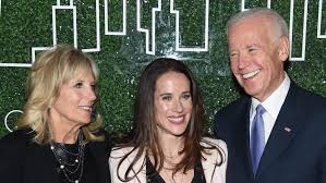 История жизни джой байдена наглядно покажет, какие факторы повлияли на формирование ценностей, мировоззрения и характера будущего президента сша. Eshli Bajden Mladshaya Doch Svoj Biznes Dva Aresta I Muzh Plasticheskij Hirurg Rubic Us