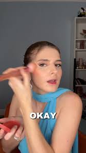 El mundo del teatro me preparo para este momento 😂 vos como hubieses  reaccionado? La base es de @itcosmetics brocha @mbeauty corrector  @tartecosmetics polvo @hudabeauty labio y rubor @rarebeauty