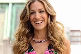Sarah jessica parker was born march 25, 1965, in nelsonville, ohio, to barbra forste (née keck), a teacher who ran a nursery school, and stephen parker, a journalist. Diese Maske Von Sarah Jessica Parker Wurde Auch Carrie Bradshaw Tragen Glamour