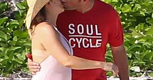 Les stars aussi ont droit a un mariage de princesse: Alyssa Milano En Formes Et Son Mari Dave Amour Et Tendres Baisers Aux Bahamas Purepeople