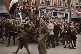 Op bevrijdingsdag mag er van zonsopkomst tot zonsondergang gevlagd worden. Bevrijdingsdag 14th Of April 1945 The Liberation Of A Dutch Town Called Zwolle Citizens And Canadian Troops Drive Through The Town With A Cart Colorization