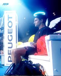 Mi piace la sua stravaganza. Federer Santo Per Una Sera La Divertente Scena Al Cambiocampo