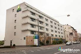 Discover a vibrant airport hotel in frankfurt, where its easy to connect, meet, dine and explore germany's rhine river valley. Holiday Inn Express Frankfurt Messe The Double Room At The Holiday Inn Express Frankfurt Messe Oyster Com Hotel Photos