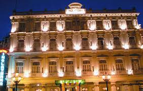 Hair dryers, ironing boards, and desks are also standard. Erlebe Kuba Reisen Hotel Inglaterra