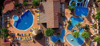 Camping Club Lou Village Locations De Mobil Homes Chalets Emplacements Pour Caravanes Ou Tentes Emplacement Camping Camping Mobil Home