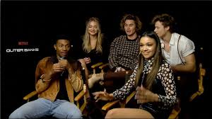 En julio de 2020, la serie fue renovada para una segunda temporada. Outer Banks Chase Stokes Rudy Pankow Jonathan Daviss Madison Bailey Madelyn Cline Youtube