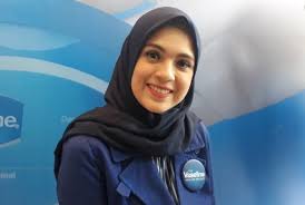 Hooray for any public figure going against the popular tide. Nycta Gina Berhijab Atas Keyakinan Sendiri Republika Online