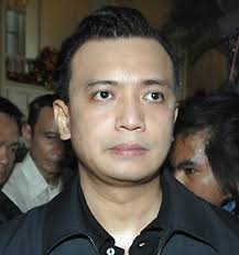 Soldiers surrender at Manila hotel