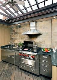 A Former Storage Shed Now Houses An Outdoor Wolf Kitchen Grill Side Burners Hood An Cuisine Design Moderne Cuisine Exterieure Motif De Cuisine En Plein Air