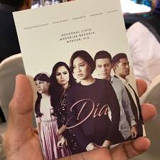 Hebat penangan drama kolaborasi pelakon indonesia irwanshah dan janna nick.drama berantaian 30 episod ini bakal bersiaran di tv3 mulai 14 oktober 2017 akan datang. Yang Menarik Tentang Drama Dia Lakonan Irwansyah Janna Nick Izara Aishah Adi Putra Sensasi Selebriti