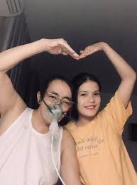 Trước khi nghệ sĩ giang còi bị mất tiếng, ông cảm thấy đau và nghẹn cổ họng. Hle 2mrggfn Um
