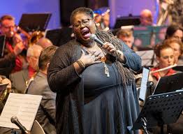 Queen for a day is the tenth studio album by dutch pop/rock singer anouk, originally released in 2016. Shirma Rouse Viert Met Familie Aretha Franklin Thanksgiving Show Ad Nl