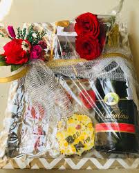 Give the gift of picnics and outdoor gatherings with a care package from the care crate co. Amour Gift Box Order Online Bangalore Valentine Gift Hamper Online