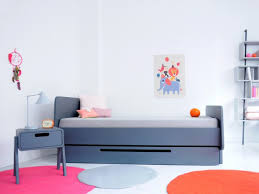 Découvrez nos tables de chevet, très pratiques et à des prix exceptionnels. Amenager Une Chambre D Enfant Zoom Sur La Table De Chevet