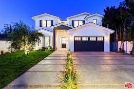 Bella Thorne S New House Has A Harry Potter Wine Cellar Los Angeles Homes La Houses Luxury Homes Dream Houses