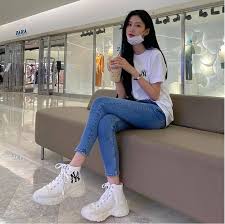 Thời trang nữ phối đồ với sneaker