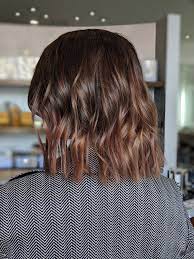 Warm Brown Caramel Ombre Balayage On Dark Hair With A Short Blunt Bob Haircut And Beachy Waves Wavy Bob Hairstyles Balayage Hair Dark Choppy Bob Hairstyles