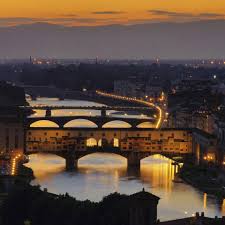 Vasarijev koridor (italijansko corridoio vasariano) je dvignjen zaprt prehod v firencah v italiji, ki povezuje palazzo vecchio s palačo pitti.na južni strani palazzo vecchio se nato pridruži galeriji uffizi, jo zapusti, prečka lungarno dei archibusieri in nato poteka po severni obali reke arno, dokler ne prečka reke na ponte vecchio.v času gradnje so morali koridor zgraditi okrog torre. Die Goldene Brucke Von Florenz Klm Reisefuhrer