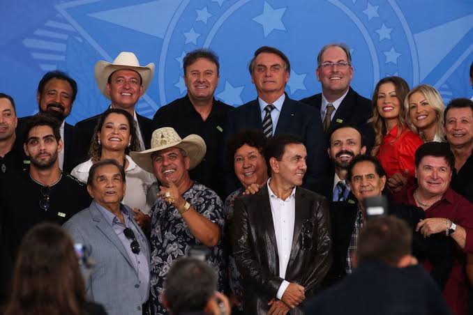 Resultado de imagem para Bolsonaro recebe cantores sertanejos e promotores de eventos"