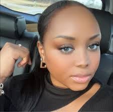 Deborah Armfield's Instagram, Twitter & Facebook