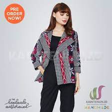 Motif kain rangrang yang sangat unik yang memiliki ciri khas pada desain geometris zig zag dengan perpaduan warna yang segar dan mencolok membuat busana berbahan kain rangrang. Jual Blazer Batik Wanita Kain Tenun Troso Jepara Handmade Blaz010 Kab Jepara Kaintenun Id Tokopedia