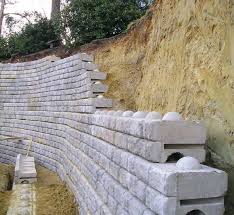 Si bloc de 5cm d'épaisseur et petit chantier : Mur De Soutenement En Beton En Sol Renforce Redi Rock Cpm Group Ltd Murs De Soutenement En Beton Mur De Soutenement Mur De Soutenement Amenagement Paysager