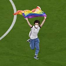 Verbunden mit der chance, den anschluss. Em 2021 Flitzer Zeigt Regenbogenflagge Vor Ungarischer Mannschaft Fussball