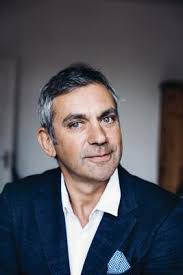 Kaminer was born in moscow, and after initially training as an audio engineer for theatre and radio, then studied dramaturgy at the moscow institute of theatre. Interview Wladimir Kaminer Im Interview Zu Einige Dinge Die Ich Uber Meine Frau Weiss Unbedingt Reinlesen