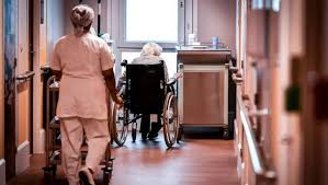 Une femme de 93 ans meurt dans un Ehpad des Hautes-Pyrénées après une chute avec son fauteuil roulant dans un escalier de service, l'établissement comparaît devant le tribunal — ladepeche.fr