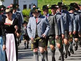 Wie deutsche Traditionen funktionieren: Essen, Kleidung und vor allem die  MUSIK - Gef&uuml;hle meines Landes