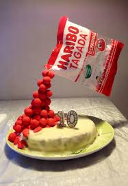Ma Version Du Gravity Cake Pour L Anniversaire De Ma Fille Gateau Fraises Tagada Et Recouvert D J En Creme Legere Au Chocolat Cake Decorating Food Desserts