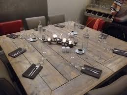 Montage et manoeuvre d'une table carrée extensible que j'ai réalisée en chêne et érable sycomore massif (sauf plateau). La Jolie Table Carree Photo De L Entrevue Sainte Marie La Mer Tripadvisor