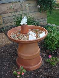 This bird bath is a symbol of the classic model with a glass basin on top of a foldable metal stand. Einfaches Und Billiges Vogelbad Ich Versuche Jedes Jahr Eines Davon In Meinem Garten Einfachen Gluckverheissenden Bird Bath Garden Diy Bird Bath Diy Garden Fountains
