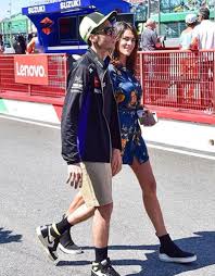 Il 39enne campione di motociclismo e la 24enne modella erano stati paparazzati diverse volte. Valentino Rossi Amore A Gonfie Vele Con La Novello Voglio Un Figlio Da Lei Giornale Di Sicilia