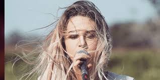 Kellie Andrews's Instagram, Twitter & Facebook