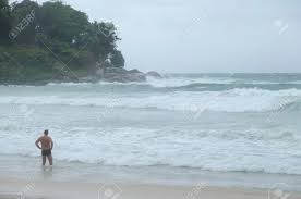 Für thailand ist die beste reisezeit zwischen november und februar, in indonesien hingegen zwischen mai und oktober. Sturmisches Meer Bei Regenzeit Kata Beach Phuket Thailand Lizenzfreie Fotos Bilder Und Stock Fotografie Image 33872148