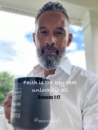 🎉🎉Congratulations! You've spotted this robin 🦜, and you will receive  good news from God 🍀💫🍀