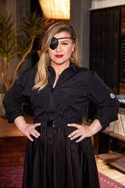 The Voice Kelly Clarkson Channels Pirate In Eyepatch