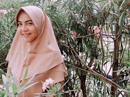 Ratu sebenarnya baru saja menikahi alfath pada 29 maret 2020. Kisah Hijrah Ratu Rizky Nabila Istri Cantik Bintang Persija Yang Kini Syar I