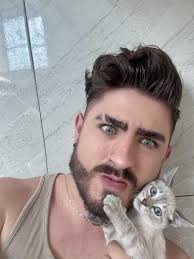 Les quiero contar que hace 4 días adopté a esta gatita 🐱💫 Llevaba días  soñando que tenía un gato 💤 y en redes sociales solo me salían memes de  gatos 😹. De