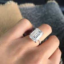 The decent variety in patterns has seen take on different styles from yellow gold to white gold, round precious stones to oval jewels, and to one of a kind rings that convey. 10 Looks Just Like J Lo S Emerald Engagement Ring From A Rod