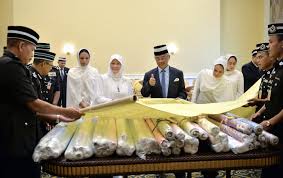'brotherhood' pertalian darah kerabat diraja johor, pahang dan perak. Raja Permaisuri Agong Berkenan Peraga Kain Tenun Khas Dari Penjara Untuk Istiadat Pertabalan Agong Ke 16 Semasa Mstar