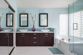 The bathtub has a single pane of glass to avoid splashes as well as a shelf embedded in the wall tiles. 75 Beautiful Corner Bathtub Pictures Ideas July 2021 Houzz