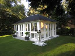 Moderne Variante Des Gartenstudios Chalet Mit Viel Glas Und Hochwertiger Weisser Mehrschicht Lackierung Garten Garten Pavillon Gartenhaus